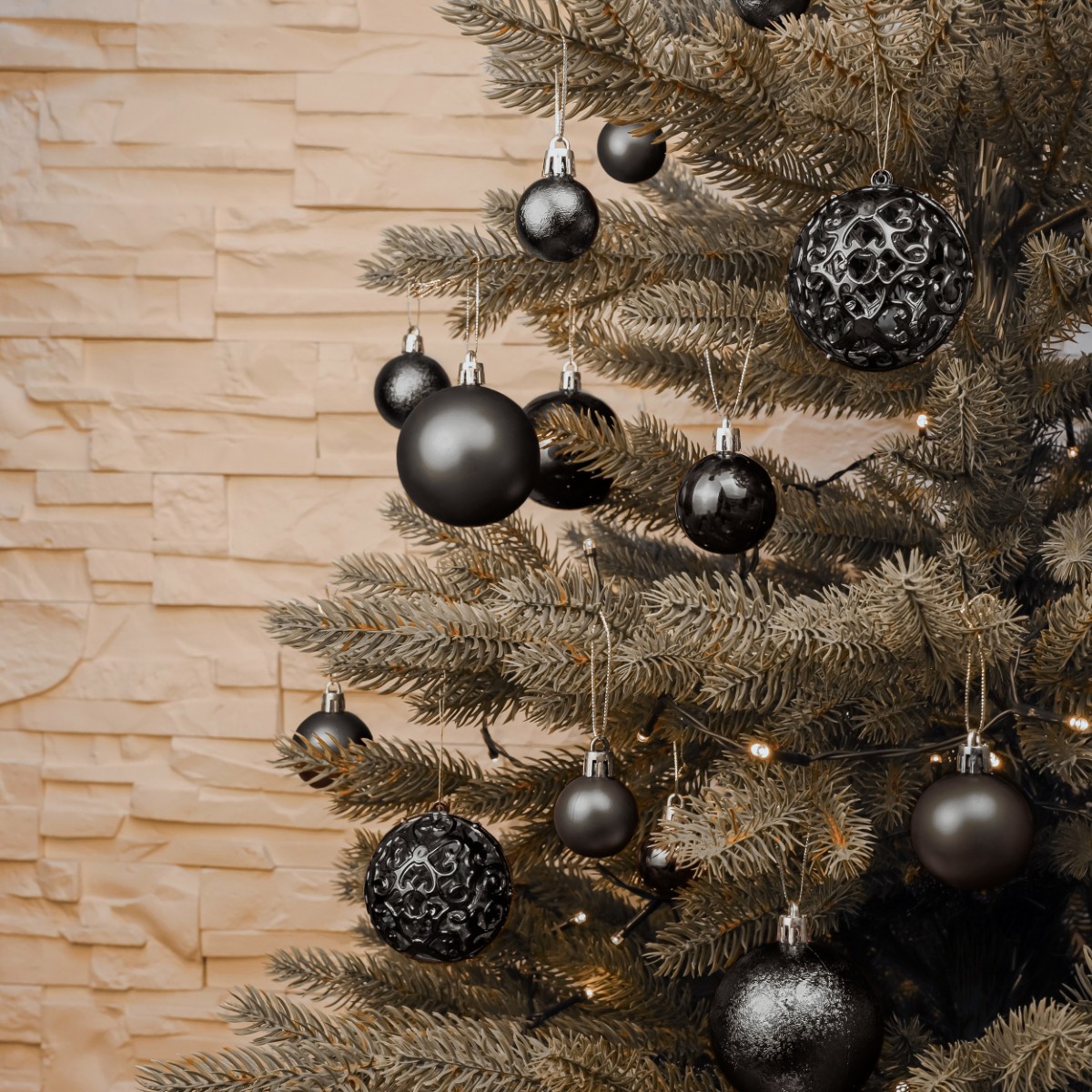 Bombki choinkowe czarne na gałązce choinkowej. - ujęcie 3